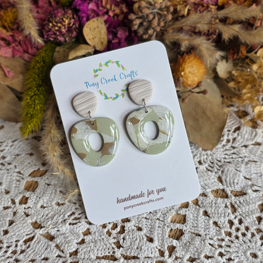 Earth tone mashup with off-white faux wood findings