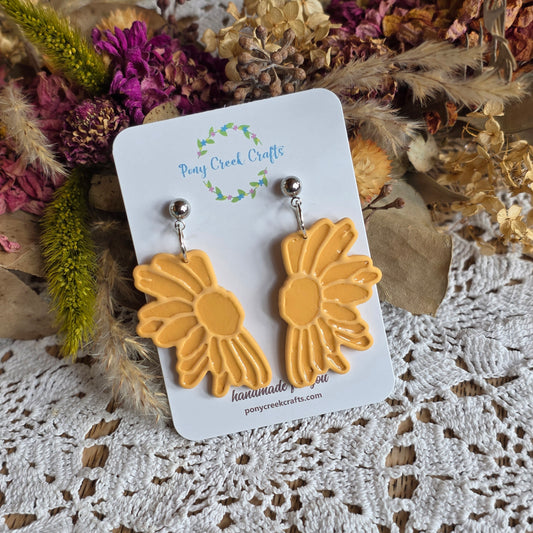 Embossed daisy in golden yellow with ball findings