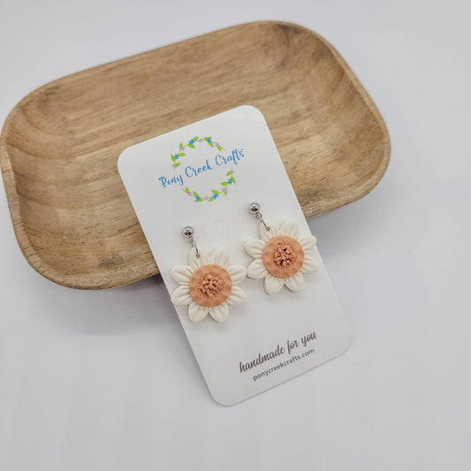 Fall inspired daisies in creamy white with peachy tan centers in medium size.